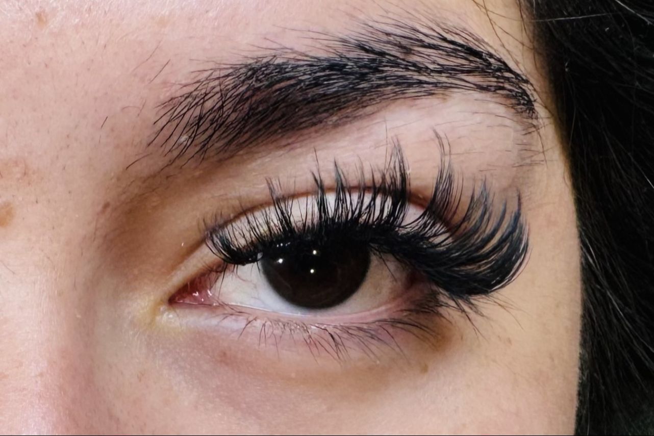 Hybrid eyelash extension set blending single lashes and fans