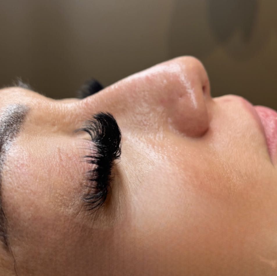Mega volume eyelash extension set with dense dark fans