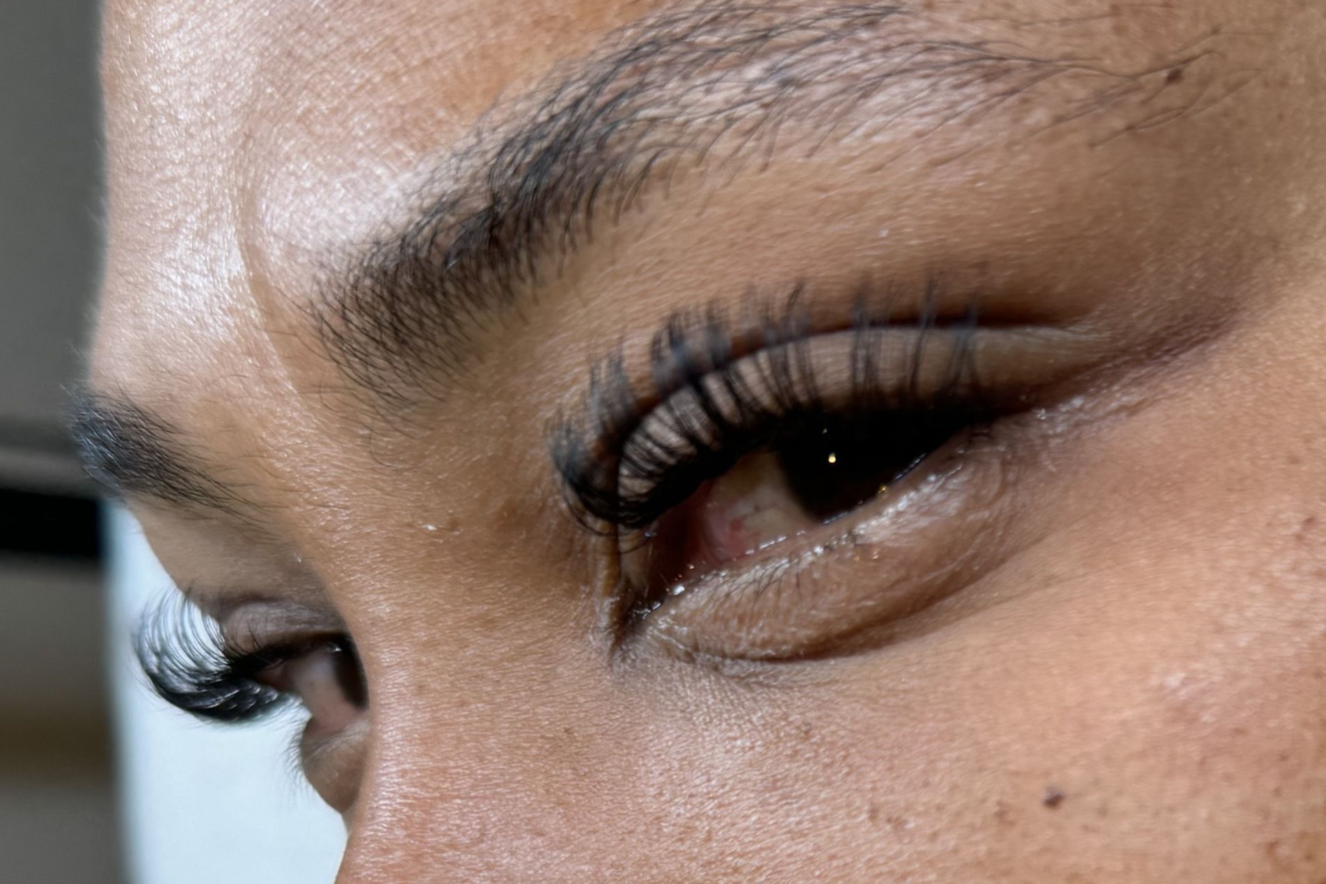 Full set classic eyelash extensions by Mazzy Beauty