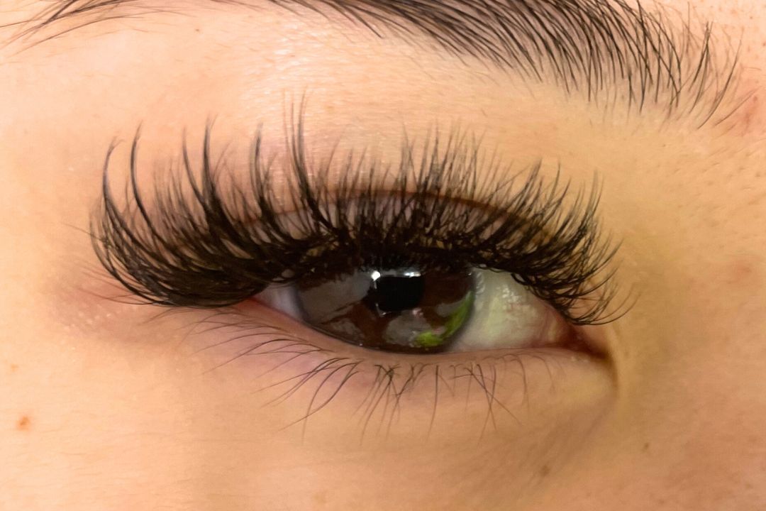 Full set hybrid eyelash extensions by Mazzy Beauty